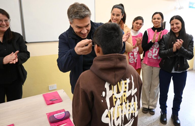 LLEGÓ HOY A TACO POZO “VER PARA SER LIBRES”: YA SON 3.000 LOS NIÑOS CHAQUEÑOS QUE ACCEDIERON A SUS LENTES GRATUITOS