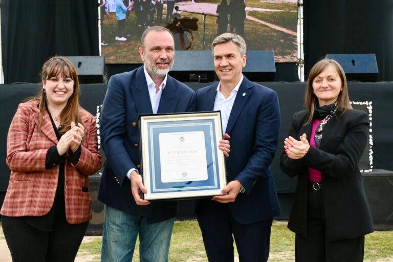 EL GOBERNADOR ZDERO ACOMPAÑÓ EL ANIVERSARIO 137º DE PUERTO TIROL