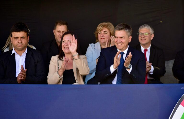 EL GOBERNADOR ZDERO ACOMPAÑÓ EL ACTO POR EL 88° ANIVERSARIO DE TRES ISLETAS