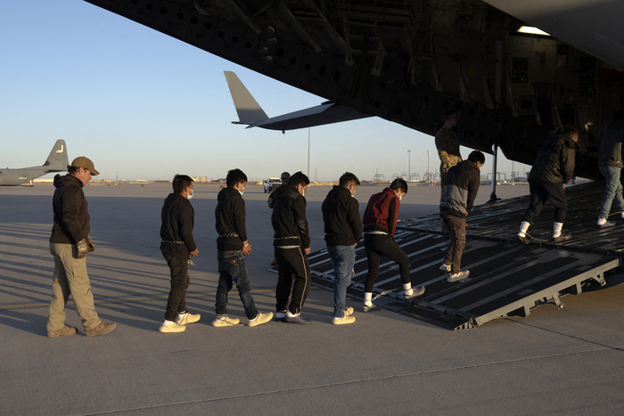 Llega un vuelo con argentinos deportados de los EE.UU. 