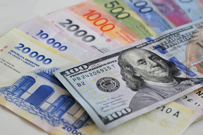 Trepó a 1469 pesos y quedó a tan sólo 4,90 pesos de la linea de intervención del BCRA