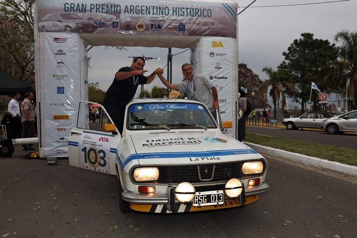 Con un Renault 12 de 1973 ganaron la Gran Carrera de regularidad de los autos clásicos