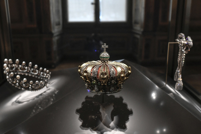 Robo en el Louvre: vaciaron la sala de las joyas de la Corona y escaparon en moto