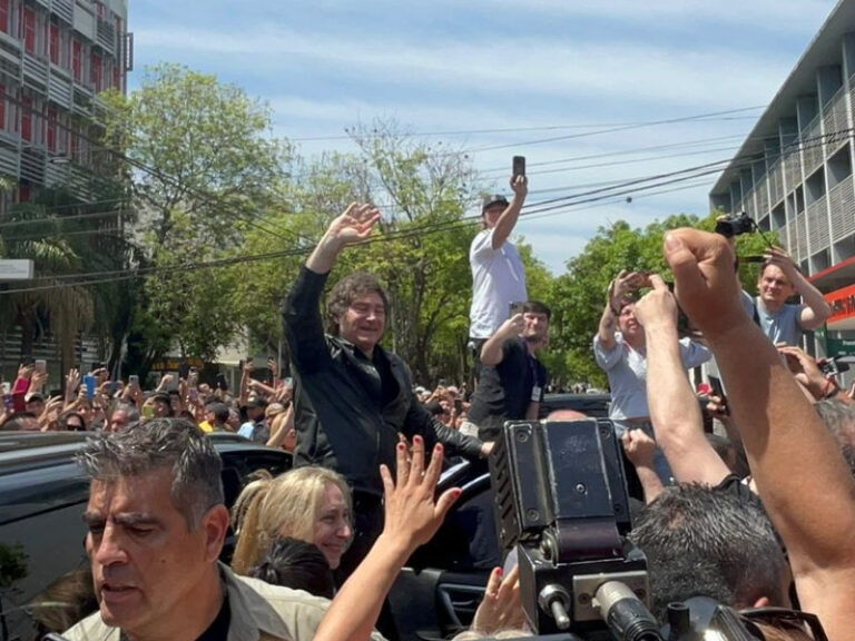 Milei visitó el Chaco y arengó a militantes en la Plaza Belgrano: “Les pido que no aflojen”  