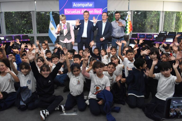 EL GOBERNADOR ZDERO ENTREGÓ LAS PRIMERAS TABLETS DEL PROGRAMA ESCUELAS ALFA EN RED PARA INTENSIFICAR APRENDIZAJES EN LECTURA Y ESCRITURA