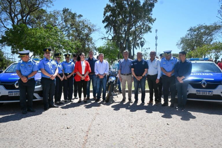 MÁS SEGURIDAD: EL GOBERNADOR ZDERO ENTREGÓ NUEVOS VEHÍCULOS PARA LAS COMISARÍAS DE LAS BREÑAS Y CHARATA