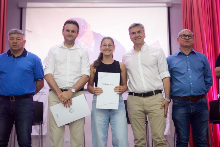 82 FAMILIAS DE FONTANA RECIBIERON SU TÍTULO DE PROPIEDAD