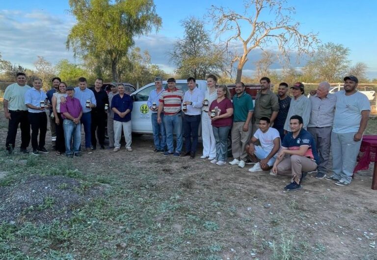 EL SAUZALITO: “LOS MELEROS” RECIBIERON UN VEHÍCULO PARA FORTALECER EL TRABAJO Y LA COMERCIALIZACIÓN DE MIEL ORGÁNICA