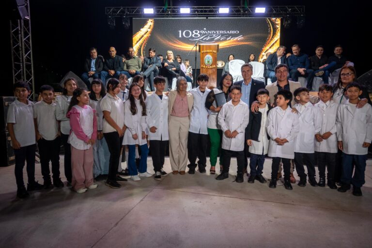 EL GOBERNADOR ZDERO ACOMPAÑÓ EL 108° ANIVERSARIO DE LA VERDE E INAUGURÓ LA REPAVIMENTACIÓN DE LA AVENIDA PRINCIPAL