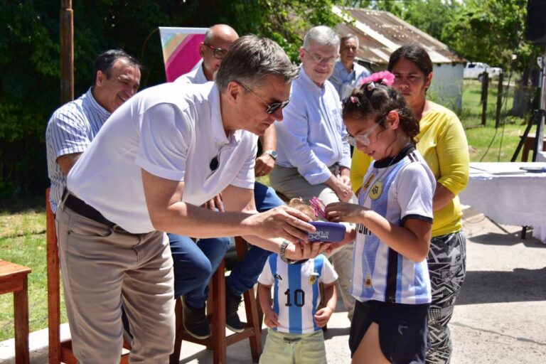 BASAIL: EL GOBERNADOR ZDERO ENTREGÓ UNA NUEVA AMBULANCIA Y ANTEOJOS, DEL PROGRAMA “VER PARA SER LIBRES”