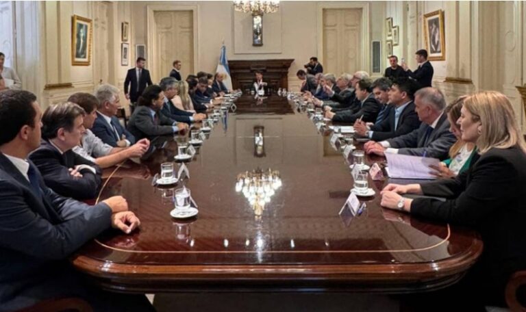 Milei convoca a los gobernadores para el jueves y se pone al frente de una mesa de diálogo