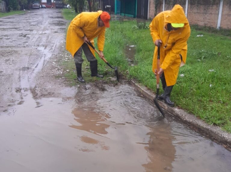 Fuertes lluvias en el interior chaqueño dejaron caminos intransitables en más de diez localidades