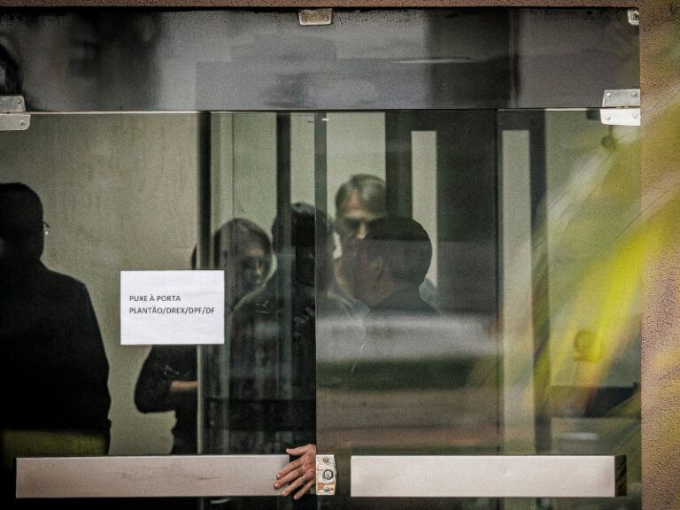 Bolsonaro empieza a cumplir la pena de 27 años de cárcel por golpismo