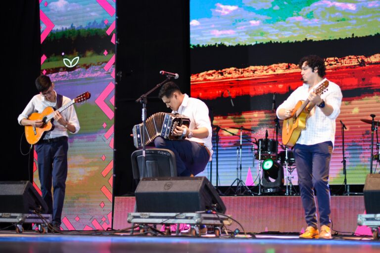 GRAN INICIO DE “CHACO VIBRA” EN EL PARQUE 2 DE FEBRERO: HOY SIGUEN LOS ALONSITOS Y PIKO FRANK