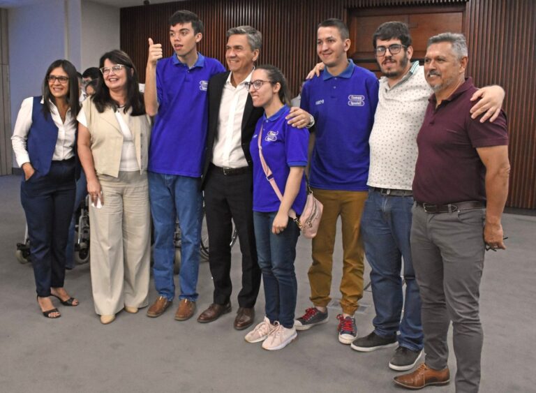 EL GOBERNADOR ZDERO JUNTO A PERSONAS CON DISCAPACIDAD COMPARTIERON UN ESPACIO DE DIÁLOGO, EN EL MARCO DEL 3 DE DICIEMBRE