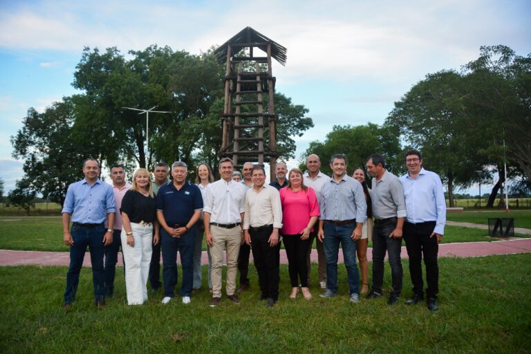 PRESIDENCIA ROCA: EL GOBERNADOR ZDERO INAUGURÓ LA NUEVA ILUMINACIÓN EN EL ACCESO A LA LOCALIDAD