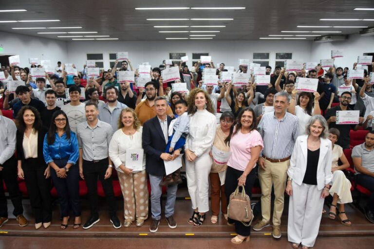 CAPACITACIONES EN OFICIOS: EL GOBERNADOR ZDERO ACOMPAÑÓ LA ENTREGA DE CERTIFICADOS DE SOY CHACO