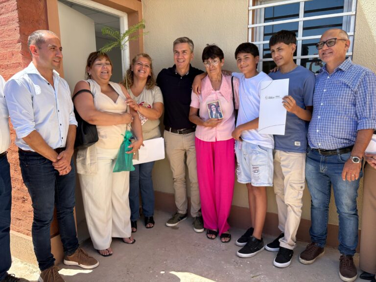 CON RECURSOS PROPIOS, EL GOBIERNO PROVINCIAL FINALIZÓ Y ENTREGÓ VIVIENDAS EN PRESIDENCIA DE LA PLAZA