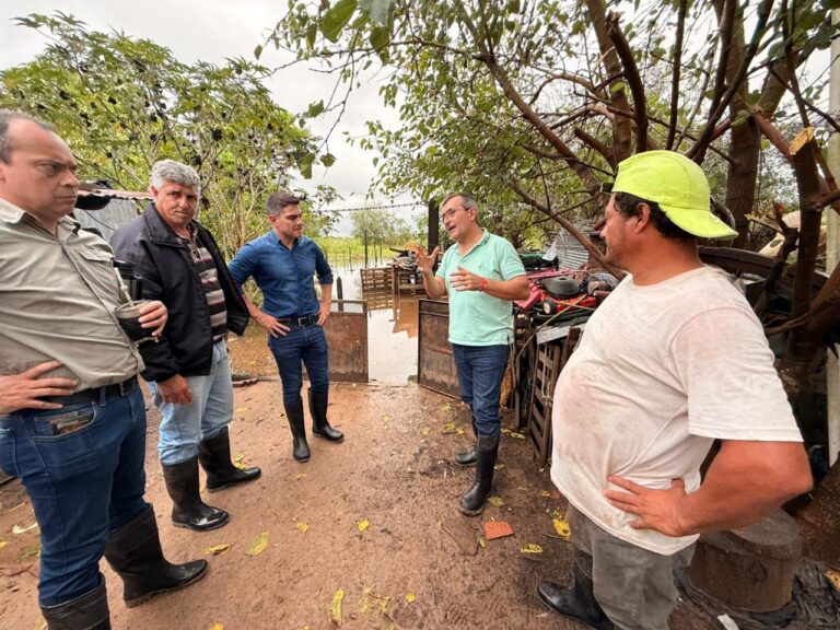 COLONIA BENITEZ; TRABAJO ARTICULADO DEL GOBIERNO PROVINCIAL Y EL MUNICIPIO PARA ASISTIR A LOS VECINOS AFECTADOS