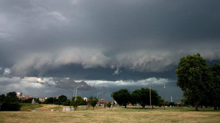 Prevén serie de tormentas severas con lluvias abundantes sobre gran parte del norte argentino
