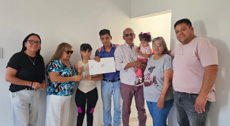 PLAZA: RUTH Y HERNAN RECIBIERON SU VIVIENDA