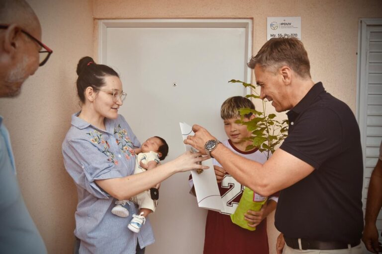 EL GOBERNADOR ZDERO ENTREGÓ VIVIENDAS EN CONCEPCIÓN DEL BERMEJO: “OBRAS TERMINADAS Y FAMILIAS CON CASA PROPIA”