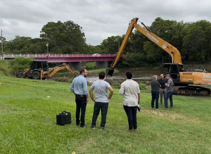 LA APA REALIZA LIMPIEZA DE VEGETACIÓN Y RESIDUOS EN EL RÍO NEGRO