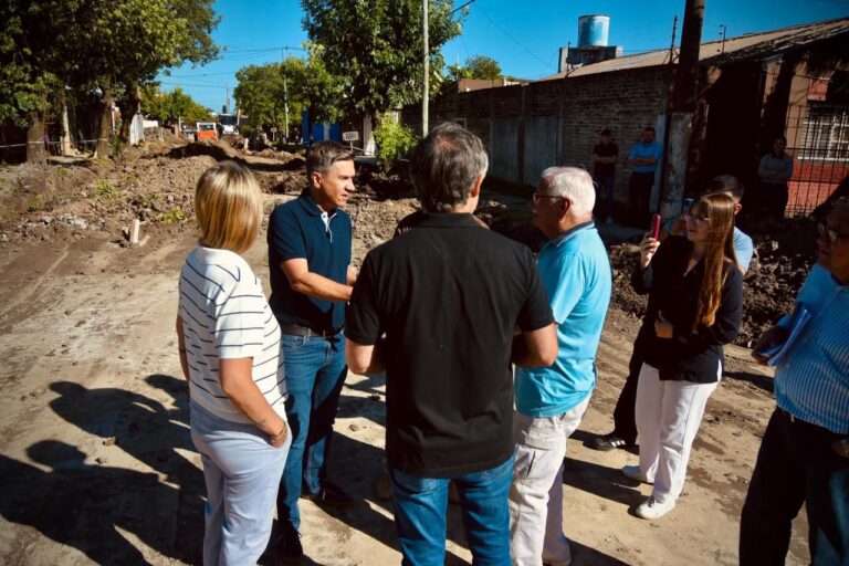 AVANZAN LAS OBRAS DE PAVIMENTACIÓN EN VILLA ELISA Y LA LIMPIEZA DEL RÍO NEGRO