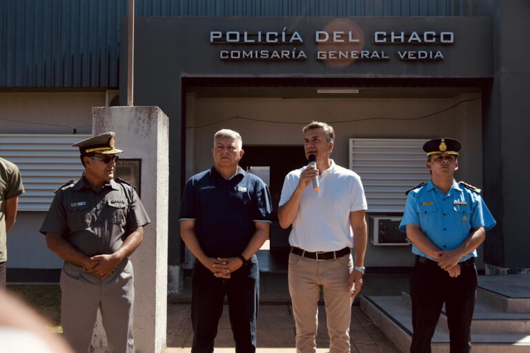 VEDIA: EL GOBERNADOR ZDERO ENTREGÓ MÓVILES POLICIALES, EQUIPAMIENTO DE SEGURIDAD Y TÍTULOS DE TIERRAS