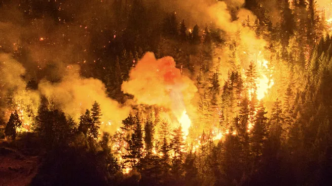 Las lluvias trajeron alivio parcial pero el fuego sigue activo