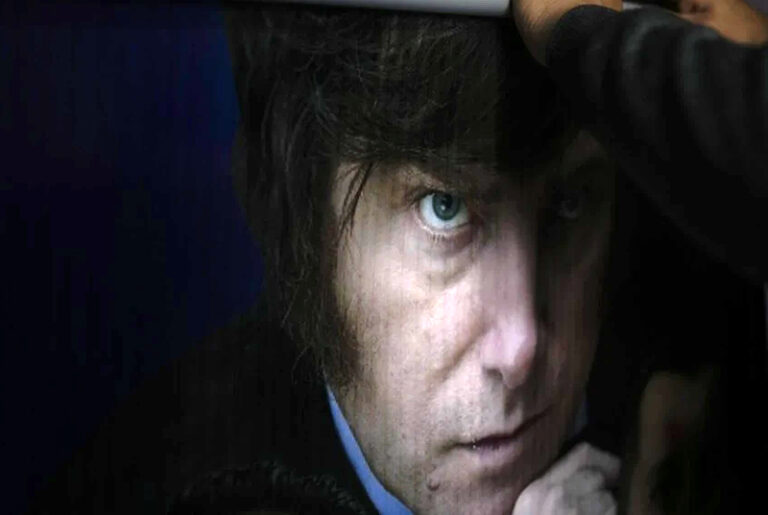 Furioso por la revelación del contrato con Libra, Milei amenaza con el cierre de Clarín