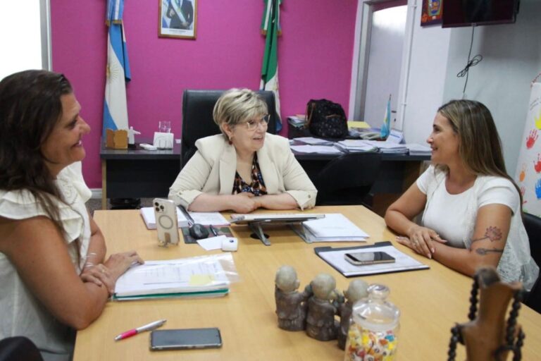 EDUCACIÓN Y EL MUNICIPIO DE LAGUNA BLANCA ARTICULAN TRABAJOS PARA LA MEJORA DE JARDINES Y ESCUELAS