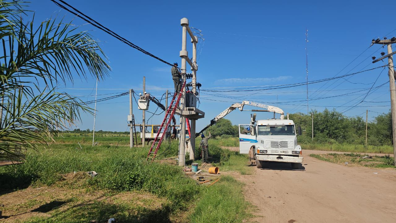 EL GOBIERNO PROVINCIAL FORTALECE LA RED ELÉCTRICA EN BARRIOS DE JUAN J. CASTELLI