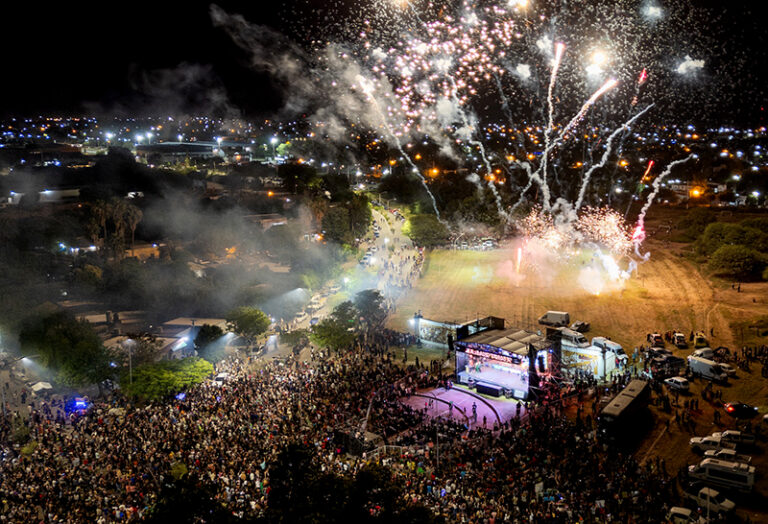Sáenz Peña recibió sus 114 años con un multitudinario festejo en el Mural del Centenario