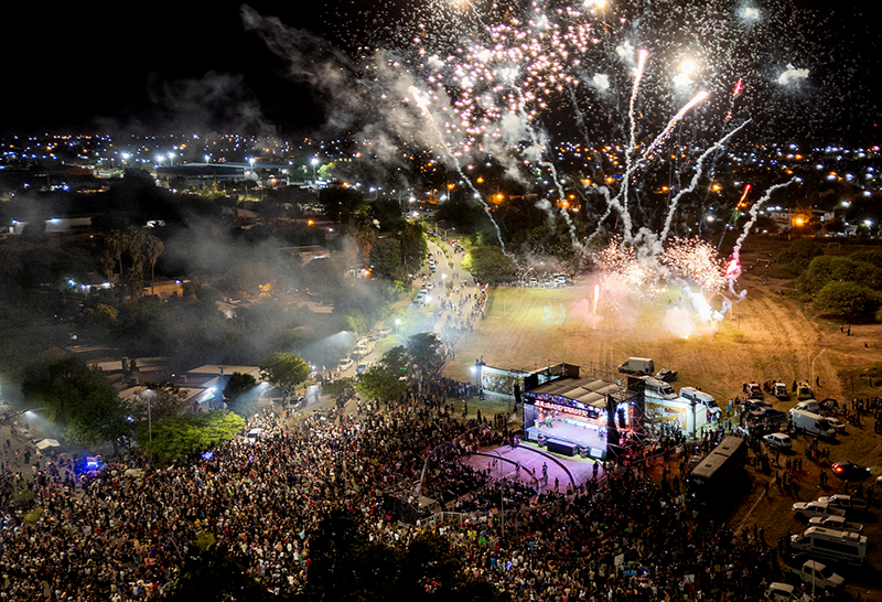 Sáenz Peña recibió sus 114 años con un multitudinario festejo en el Mural del Centenario