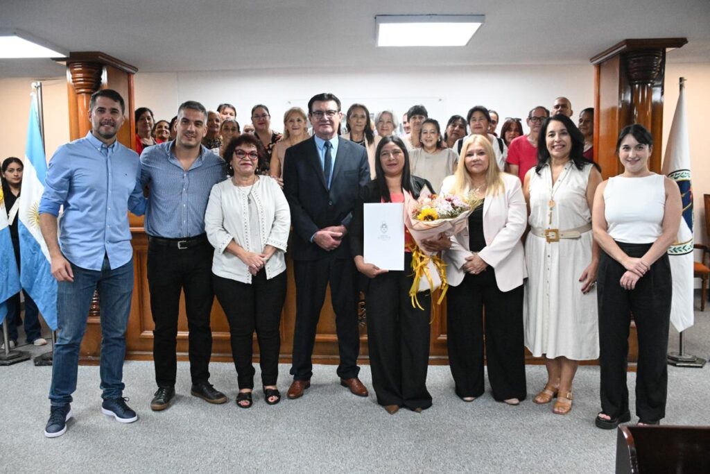 La Legislatura reconoció a la docente rural Gloria Cisneros como Mujer Destacada de 2026