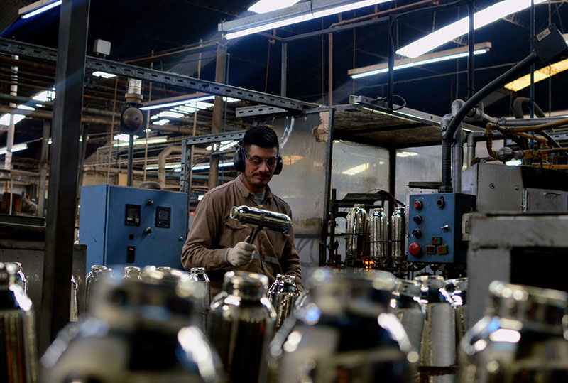 Grandes empresas cierran fábricas en el país