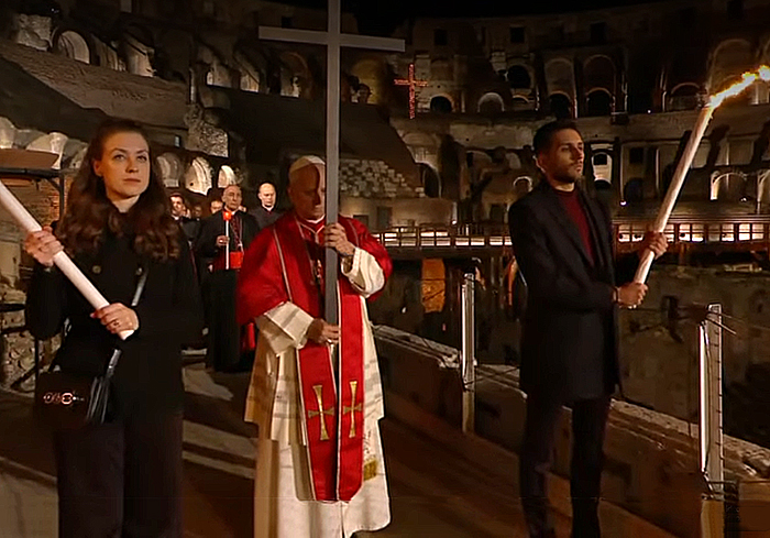 León XIV cargó la cruz en su primer Vía Crucis en un gesto que interpela a la humanidad