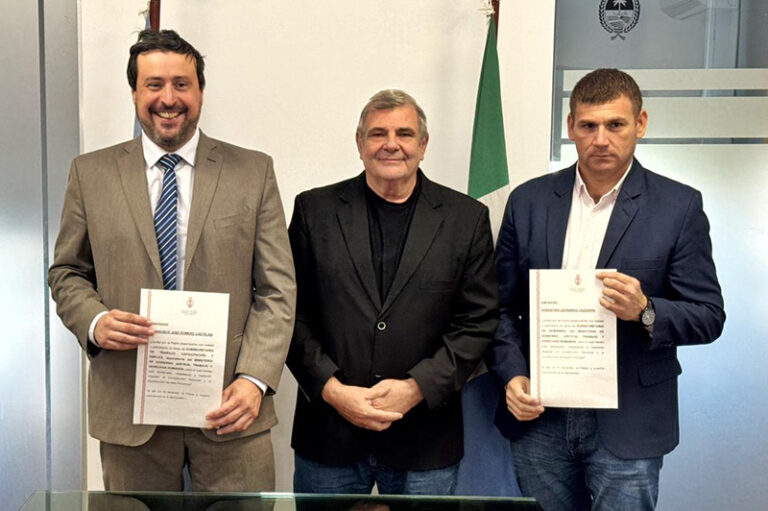 El ministro Carim Peche tomó juramento a nuevos subsecretarios de Gobierno y Trabajo