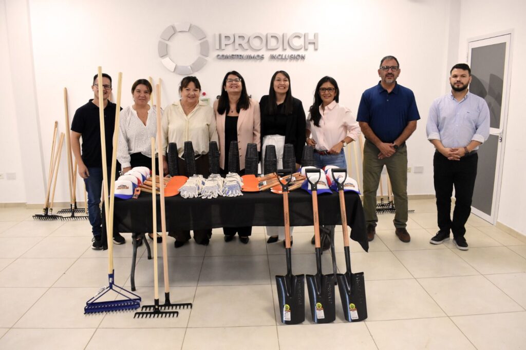 IPRODICH ENTREGÓ HERRAMIENTAS DE JARDINERÍA