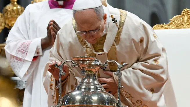El papa León XIV encabezó su primera misa de Pascua y llamó a «caminar juntos en la Iglesia»
