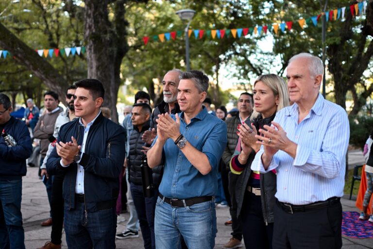 Zdero acompañó la inauguración de la renovada plaza 12 de Octubre en Resistencia
