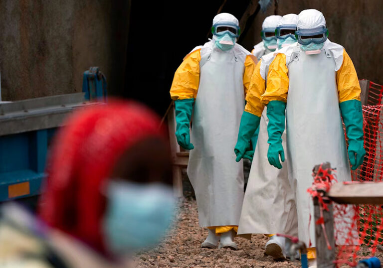 Aumentan a 88 los muertos por el brote de ébola de la RDC que se extendió a Uganda