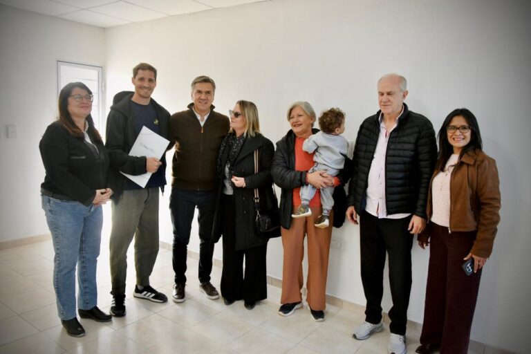 CHACRA 214: CON INCLUSIÓN Y TRANSPARENCIA, EL GOBERNADOR ZDERO ENTREGÓ MÁS VIVIENDAS EN RESISTENCIA