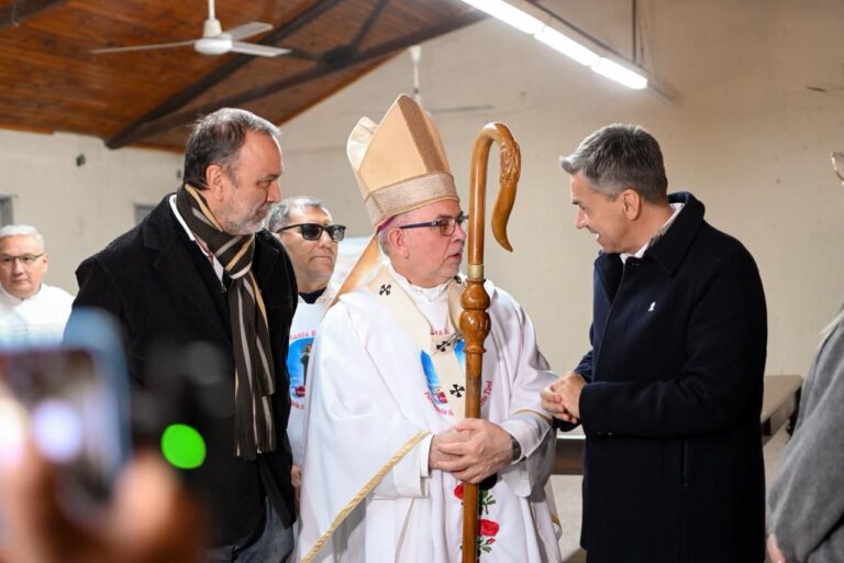 EL GOBERNADOR ZDERO ACOMPAÑÓ LA MISA POR SANTA RITA DE CASIA EN PUERTO TIROL