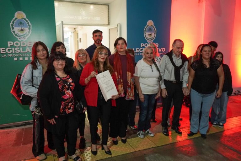 La Legislatura se iluminó de rojo por el Día Mundial del Parkinson