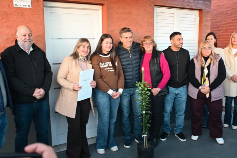 Delgado acompañó la entrega de viviendas para familias de Coronel Du Graty
