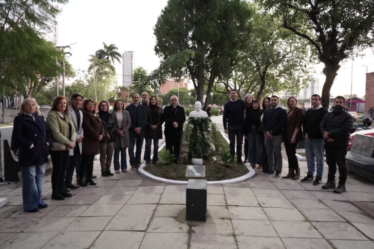 Se inauguró la escultura “Francisco por la Paz” en homenaje al primer Papa argentino