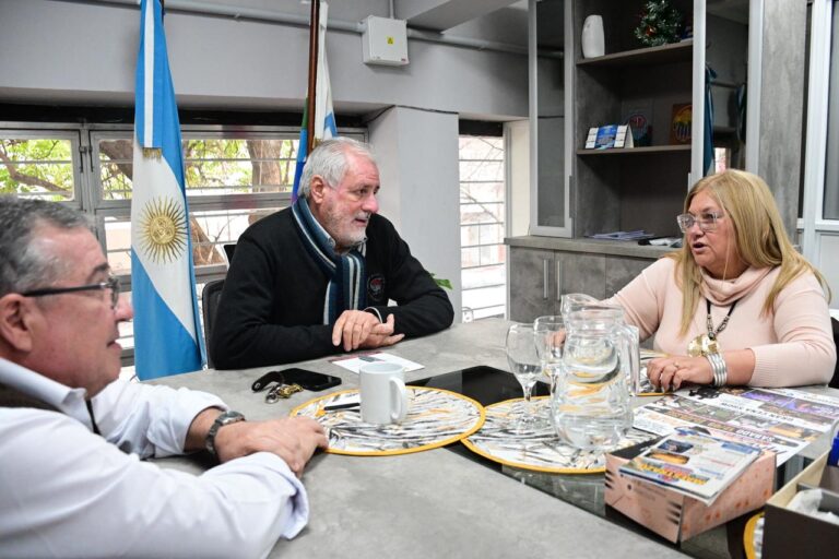 Delgado dialogó con representantes de AMUDOCH