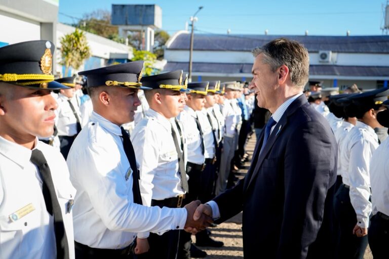 DÍA DE LA BANDERA: MÁS DE 300 ALUMNOS DE LA POLICÍA Y DEL SERVICIO PENITENCIARIO JURARON FIDELIDAD A LA ENSEÑA NACIONAL